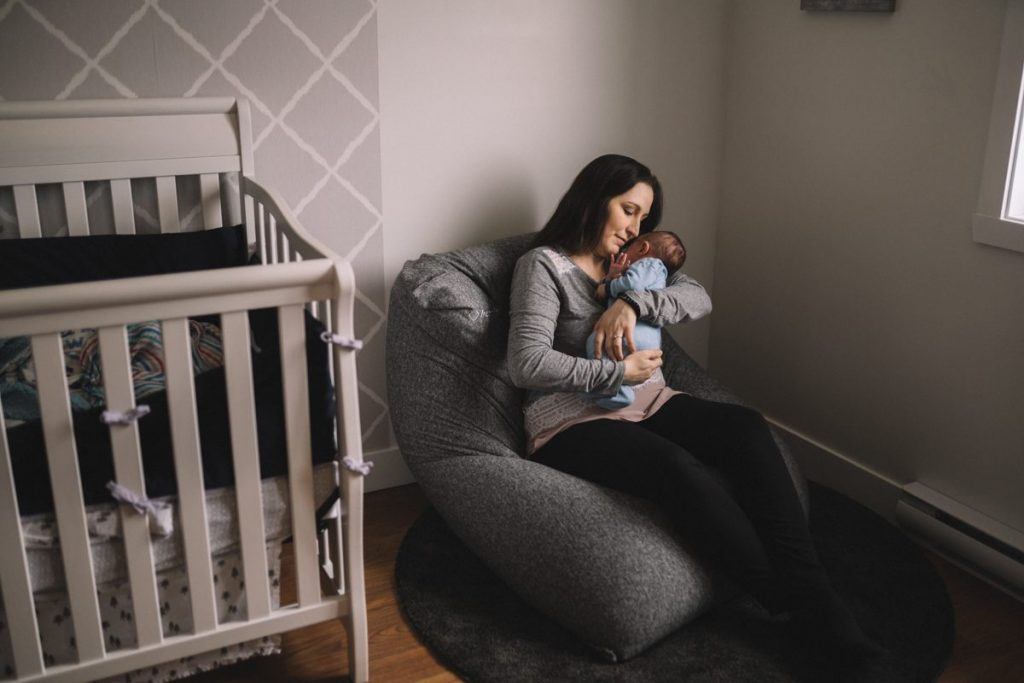 Bean Bag dans une chambre de bébé avec une femme et un nourrisson