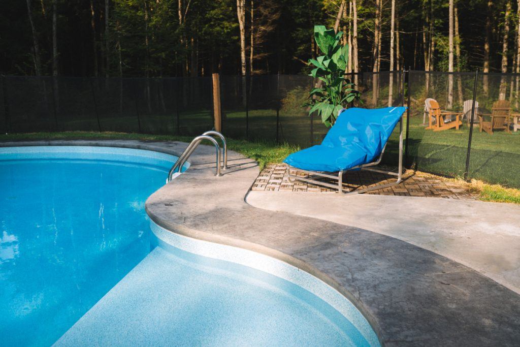 mobilier aluminium matelas nautique bleu piscine