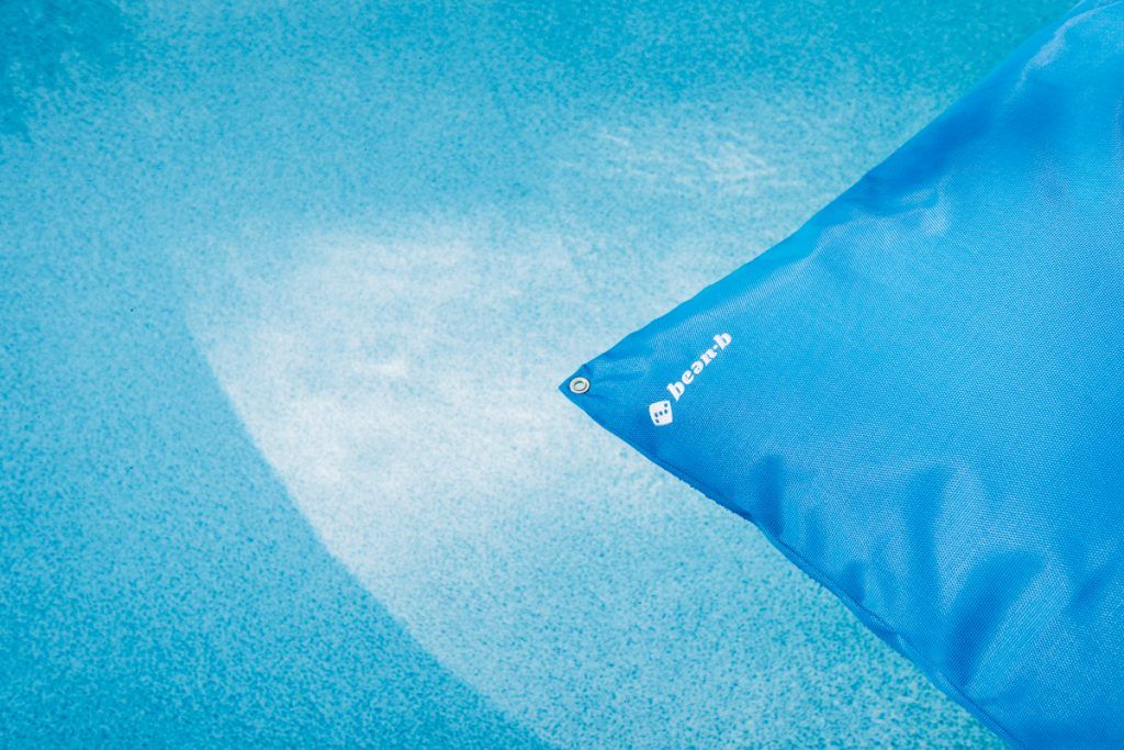 matelas nautique bleu royal piscine de la marque Bean-b